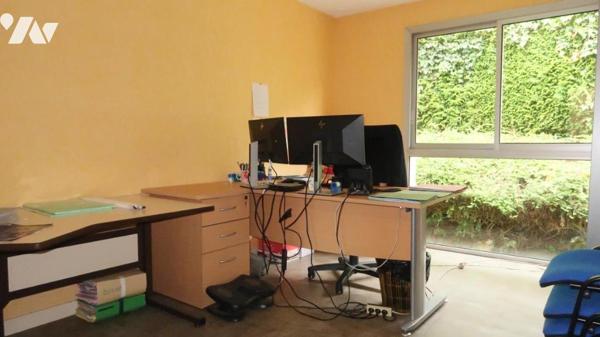 LA CHATAIGNERAIE, A PROXIMITE DU CENTRE VILLE, BATIMENT PROFESSIONNEL A USAGE DE BUREAUX.