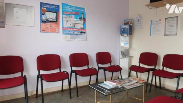 LA CHATAIGNERAIE, A PROXIMITE DU CENTRE VILLE, BATIMENT PROFESSIONNEL A USAGE DE BUREAUX.