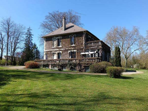 manoir de 1870 400m2 habitables 10 pièces 5 chambres parc arboré de 19000 m2  650000 Euros