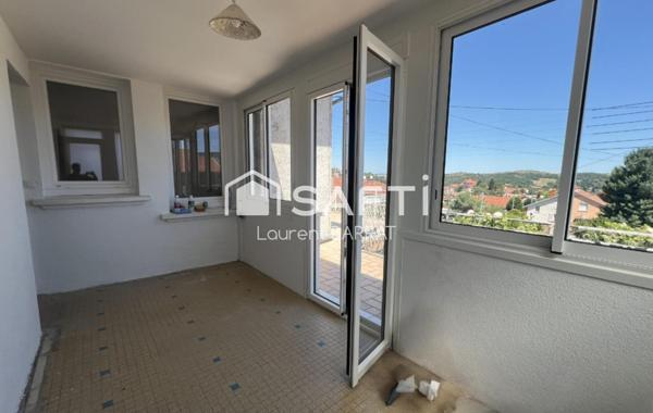 Maison avec terrasse et jardin arboré