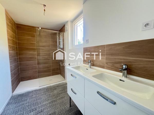 Maison avec terrasse et jardin arboré