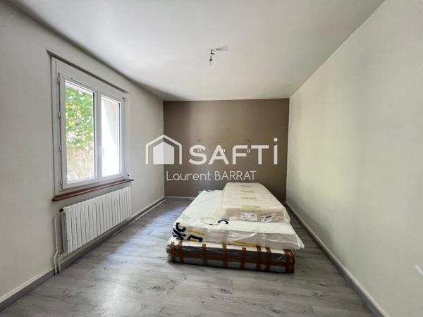 Maison avec terrasse et jardin arboré