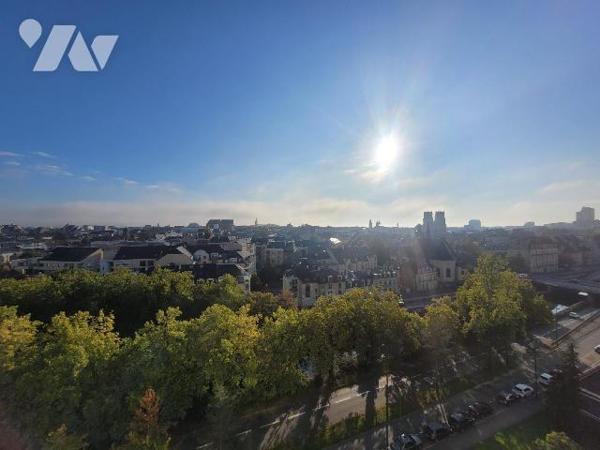 Situé dans le quartier de Bourg-l'Evêque, à proximité immédiate du centre-ville de Rennes, des ...