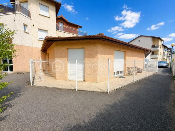 ⭐ Exclusivité Samuel Allouche – BSK Immobilier ⭐
Appartement T3 en rez-de-jardin avec garage – Résidence sécurisée

Situé au sein d'une résidence fermée et sécurisée par portail électrique, découvrez en exclusivité ce bel appartement de plain-pied de 76 m², parfaitement entretenu, offrant un cadre de vie calme et confortable.

Dès l'entrée, vous serez séduits par sa spacieuse pièce de vie très lumineuse, idéale pour recevoir famille et amis. La cuisine indépendante, entièrement équipée, est fonctionnelle et bénéficie d'un bel espace repas.

L'espace nuit se compose de deux chambres, d'une salle d'eau moderne et de nombreux rangements.

À l'extérieur, profitez d'un agréable jardin privatif d'environ 40 m², parfaitement aménagé avec terrasse et pergola, idéal pour les repas en extérieur et les moments de détente.

Les atouts du bien :

✅ Appartement de 76 m² en rez-de-jardin

Jardin privatif d'environ 70 m² 
Grande pièce de vie lumineuse
Cuisine indépendante équipée
2 chambres
Salle d'eau contemporaine
Appartement aux normes PMR
Garage communicant directement avec l'appartement
Place de stationnement libre dans la résidence (non numérotée)
Aucun voisin au-dessus
Fibre optique
Résidence fermée avec portail électrique
Informations complémentaires
Taxe foncière : 1 450 € / an
Charges de copropriété : 162 € / mois, comprenant notamment l'eau froide, la taille de la haie, du jardin, privatif et l’entretien de la chaudière au gaz.

Cet appartement conviendra parfaitement à un couple, une petite famille, des retraités recherchant un logement de plain-pied ou encore à une personne souhaitant un bien accessible et facile à vivre.

Une belle opportunité dans une résidence calme et recherchée.

📞 Pour tout renseignement ou organiser une visite, contactez Samuel Allouche – BSK Immobilier.