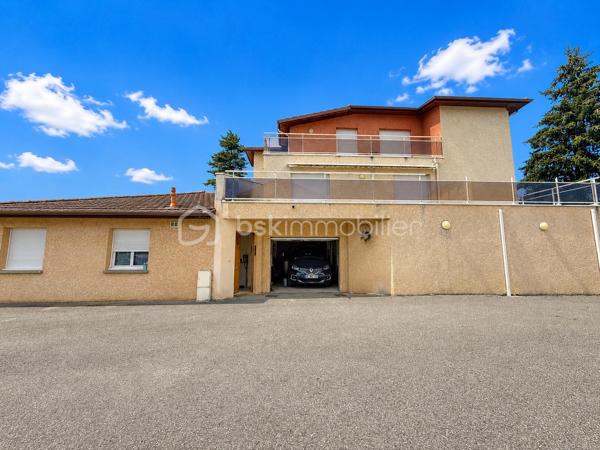 ⭐ Exclusivité Samuel Allouche – BSK Immobilier ⭐
Appartement T3 en rez-de-jardin avec garage – Résidence sécurisée

Situé au sein d'une résidence fermée et sécurisée par portail électrique, découvrez en exclusivité ce bel appartement de plain-pied de 76 m², parfaitement entretenu, offrant un cadre de vie calme et confortable.

Dès l'entrée, vous serez séduits par sa spacieuse pièce de vie très lumineuse, idéale pour recevoir famille et amis. La cuisine indépendante, entièrement équipée, est fonctionnelle et bénéficie d'un bel espace repas.

L'espace nuit se compose de deux chambres, d'une salle d'eau moderne et de nombreux rangements.

À l'extérieur, profitez d'un agréable jardin privatif d'environ 40 m², parfaitement aménagé avec terrasse et pergola, idéal pour les repas en extérieur et les moments de détente.

Les atouts du bien :

✅ Appartement de 76 m² en rez-de-jardin

Jardin privatif d'environ 70 m² 
Grande pièce de vie lumineuse
Cuisine indépendante équipée
2 chambres
Salle d'eau contemporaine
Appartement aux normes PMR
Garage communicant directement avec l'appartement
Place de stationnement libre dans la résidence (non numérotée)
Aucun voisin au-dessus
Fibre optique
Résidence fermée avec portail électrique
Informations complémentaires
Taxe foncière : 1 450 € / an
Charges de copropriété : 162 € / mois, comprenant notamment l'eau froide, la taille de la haie, du jardin, privatif et l’entretien de la chaudière au gaz.

Cet appartement conviendra parfaitement à un couple, une petite famille, des retraités recherchant un logement de plain-pied ou encore à une personne souhaitant un bien accessible et facile à vivre.

Une belle opportunité dans une résidence calme et recherchée.

📞 Pour tout renseignement ou organiser une visite, contactez Samuel Allouche – BSK Immobilier.
