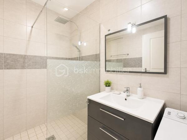 ⭐ Exclusivité Samuel Allouche – BSK Immobilier ⭐
Appartement T3 en rez-de-jardin avec garage – Résidence sécurisée

Situé au sein d'une résidence fermée et sécurisée par portail électrique, découvrez en exclusivité ce bel appartement de plain-pied de 76 m², parfaitement entretenu, offrant un cadre de vie calme et confortable.

Dès l'entrée, vous serez séduits par sa spacieuse pièce de vie très lumineuse, idéale pour recevoir famille et amis. La cuisine indépendante, entièrement équipée, est fonctionnelle et bénéficie d'un bel espace repas.

L'espace nuit se compose de deux chambres, d'une salle d'eau moderne et de nombreux rangements.

À l'extérieur, profitez d'un agréable jardin privatif d'environ 40 m², parfaitement aménagé avec terrasse et pergola, idéal pour les repas en extérieur et les moments de détente.

Les atouts du bien :

✅ Appartement de 76 m² en rez-de-jardin

Jardin privatif d'environ 70 m² 
Grande pièce de vie lumineuse
Cuisine indépendante équipée
2 chambres
Salle d'eau contemporaine
Appartement aux normes PMR
Garage communicant directement avec l'appartement
Place de stationnement libre dans la résidence (non numérotée)
Aucun voisin au-dessus
Fibre optique
Résidence fermée avec portail électrique
Informations complémentaires
Taxe foncière : 1 450 € / an
Charges de copropriété : 162 € / mois, comprenant notamment l'eau froide, la taille de la haie, du jardin, privatif et l’entretien de la chaudière au gaz.

Cet appartement conviendra parfaitement à un couple, une petite famille, des retraités recherchant un logement de plain-pied ou encore à une personne souhaitant un bien accessible et facile à vivre.

Une belle opportunité dans une résidence calme et recherchée.

📞 Pour tout renseignement ou organiser une visite, contactez Samuel Allouche – BSK Immobilier.