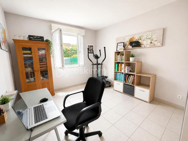 ⭐ Exclusivité Samuel Allouche – BSK Immobilier ⭐
Appartement T3 en rez-de-jardin avec garage – Résidence sécurisée

Situé au sein d'une résidence fermée et sécurisée par portail électrique, découvrez en exclusivité ce bel appartement de plain-pied de 76 m², parfaitement entretenu, offrant un cadre de vie calme et confortable.

Dès l'entrée, vous serez séduits par sa spacieuse pièce de vie très lumineuse, idéale pour recevoir famille et amis. La cuisine indépendante, entièrement équipée, est fonctionnelle et bénéficie d'un bel espace repas.

L'espace nuit se compose de deux chambres, d'une salle d'eau moderne et de nombreux rangements.

À l'extérieur, profitez d'un agréable jardin privatif d'environ 40 m², parfaitement aménagé avec terrasse et pergola, idéal pour les repas en extérieur et les moments de détente.

Les atouts du bien :

✅ Appartement de 76 m² en rez-de-jardin

Jardin privatif d'environ 70 m² 
Grande pièce de vie lumineuse
Cuisine indépendante équipée
2 chambres
Salle d'eau contemporaine
Appartement aux normes PMR
Garage communicant directement avec l'appartement
Place de stationnement libre dans la résidence (non numérotée)
Aucun voisin au-dessus
Fibre optique
Résidence fermée avec portail électrique
Informations complémentaires
Taxe foncière : 1 450 € / an
Charges de copropriété : 162 € / mois, comprenant notamment l'eau froide, la taille de la haie, du jardin, privatif et l’entretien de la chaudière au gaz.

Cet appartement conviendra parfaitement à un couple, une petite famille, des retraités recherchant un logement de plain-pied ou encore à une personne souhaitant un bien accessible et facile à vivre.

Une belle opportunité dans une résidence calme et recherchée.

📞 Pour tout renseignement ou organiser une visite, contactez Samuel Allouche – BSK Immobilier.