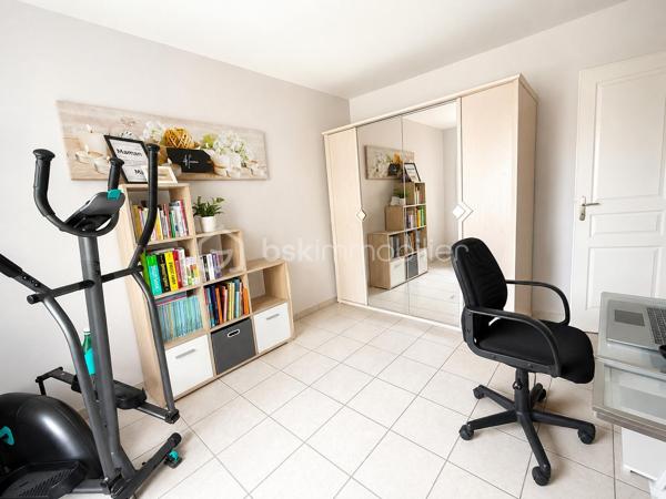 ⭐ Exclusivité Samuel Allouche – BSK Immobilier ⭐
Appartement T3 en rez-de-jardin avec garage – Résidence sécurisée

Situé au sein d'une résidence fermée et sécurisée par portail électrique, découvrez en exclusivité ce bel appartement de plain-pied de 76 m², parfaitement entretenu, offrant un cadre de vie calme et confortable.

Dès l'entrée, vous serez séduits par sa spacieuse pièce de vie très lumineuse, idéale pour recevoir famille et amis. La cuisine indépendante, entièrement équipée, est fonctionnelle et bénéficie d'un bel espace repas.

L'espace nuit se compose de deux chambres, d'une salle d'eau moderne et de nombreux rangements.

À l'extérieur, profitez d'un agréable jardin privatif d'environ 40 m², parfaitement aménagé avec terrasse et pergola, idéal pour les repas en extérieur et les moments de détente.

Les atouts du bien :

✅ Appartement de 76 m² en rez-de-jardin

Jardin privatif d'environ 70 m² 
Grande pièce de vie lumineuse
Cuisine indépendante équipée
2 chambres
Salle d'eau contemporaine
Appartement aux normes PMR
Garage communicant directement avec l'appartement
Place de stationnement libre dans la résidence (non numérotée)
Aucun voisin au-dessus
Fibre optique
Résidence fermée avec portail électrique
Informations complémentaires
Taxe foncière : 1 450 € / an
Charges de copropriété : 162 € / mois, comprenant notamment l'eau froide, la taille de la haie, du jardin, privatif et l’entretien de la chaudière au gaz.

Cet appartement conviendra parfaitement à un couple, une petite famille, des retraités recherchant un logement de plain-pied ou encore à une personne souhaitant un bien accessible et facile à vivre.

Une belle opportunité dans une résidence calme et recherchée.

📞 Pour tout renseignement ou organiser une visite, contactez Samuel Allouche – BSK Immobilier.