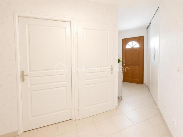 ⭐ Exclusivité Samuel Allouche – BSK Immobilier ⭐
Appartement T3 en rez-de-jardin avec garage – Résidence sécurisée

Situé au sein d'une résidence fermée et sécurisée par portail électrique, découvrez en exclusivité ce bel appartement de plain-pied de 76 m², parfaitement entretenu, offrant un cadre de vie calme et confortable.

Dès l'entrée, vous serez séduits par sa spacieuse pièce de vie très lumineuse, idéale pour recevoir famille et amis. La cuisine indépendante, entièrement équipée, est fonctionnelle et bénéficie d'un bel espace repas.

L'espace nuit se compose de deux chambres, d'une salle d'eau moderne et de nombreux rangements.

À l'extérieur, profitez d'un agréable jardin privatif d'environ 40 m², parfaitement aménagé avec terrasse et pergola, idéal pour les repas en extérieur et les moments de détente.

Les atouts du bien :

✅ Appartement de 76 m² en rez-de-jardin

Jardin privatif d'environ 70 m² 
Grande pièce de vie lumineuse
Cuisine indépendante équipée
2 chambres
Salle d'eau contemporaine
Appartement aux normes PMR
Garage communicant directement avec l'appartement
Place de stationnement libre dans la résidence (non numérotée)
Aucun voisin au-dessus
Fibre optique
Résidence fermée avec portail électrique
Informations complémentaires
Taxe foncière : 1 450 € / an
Charges de copropriété : 162 € / mois, comprenant notamment l'eau froide, la taille de la haie, du jardin, privatif et l’entretien de la chaudière au gaz.

Cet appartement conviendra parfaitement à un couple, une petite famille, des retraités recherchant un logement de plain-pied ou encore à une personne souhaitant un bien accessible et facile à vivre.

Une belle opportunité dans une résidence calme et recherchée.

📞 Pour tout renseignement ou organiser une visite, contactez Samuel Allouche – BSK Immobilier.