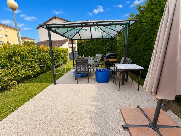 ⭐ Exclusivité Samuel Allouche – BSK Immobilier ⭐
Appartement T3 en rez-de-jardin avec garage – Résidence sécurisée

Situé au sein d'une résidence fermée et sécurisée par portail électrique, découvrez en exclusivité ce bel appartement de plain-pied de 76 m², parfaitement entretenu, offrant un cadre de vie calme et confortable.

Dès l'entrée, vous serez séduits par sa spacieuse pièce de vie très lumineuse, idéale pour recevoir famille et amis. La cuisine indépendante, entièrement équipée, est fonctionnelle et bénéficie d'un bel espace repas.

L'espace nuit se compose de deux chambres, d'une salle d'eau moderne et de nombreux rangements.

À l'extérieur, profitez d'un agréable jardin privatif d'environ 40 m², parfaitement aménagé avec terrasse et pergola, idéal pour les repas en extérieur et les moments de détente.

Les atouts du bien :

✅ Appartement de 76 m² en rez-de-jardin

Jardin privatif d'environ 70 m² 
Grande pièce de vie lumineuse
Cuisine indépendante équipée
2 chambres
Salle d'eau contemporaine
Appartement aux normes PMR
Garage communicant directement avec l'appartement
Place de stationnement libre dans la résidence (non numérotée)
Aucun voisin au-dessus
Fibre optique
Résidence fermée avec portail électrique
Informations complémentaires
Taxe foncière : 1 450 € / an
Charges de copropriété : 162 € / mois, comprenant notamment l'eau froide, la taille de la haie, du jardin, privatif et l’entretien de la chaudière au gaz.

Cet appartement conviendra parfaitement à un couple, une petite famille, des retraités recherchant un logement de plain-pied ou encore à une personne souhaitant un bien accessible et facile à vivre.

Une belle opportunité dans une résidence calme et recherchée.

📞 Pour tout renseignement ou organiser une visite, contactez Samuel Allouche – BSK Immobilier.