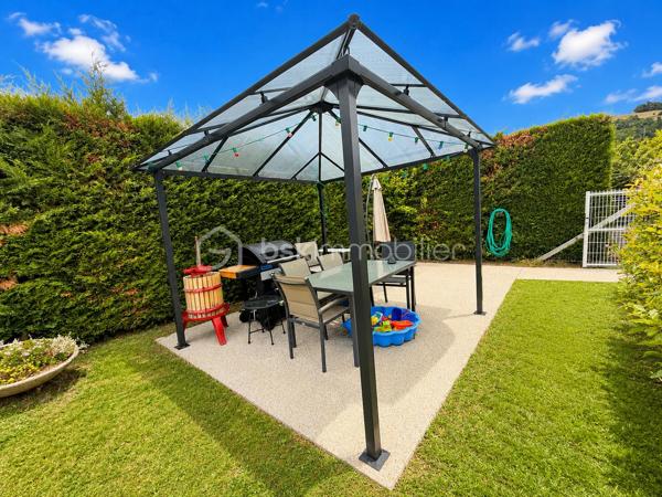 ⭐ Exclusivité Samuel Allouche – BSK Immobilier ⭐
Appartement T3 en rez-de-jardin avec garage – Résidence sécurisée

Situé au sein d'une résidence fermée et sécurisée par portail électrique, découvrez en exclusivité ce bel appartement de plain-pied de 76 m², parfaitement entretenu, offrant un cadre de vie calme et confortable.

Dès l'entrée, vous serez séduits par sa spacieuse pièce de vie très lumineuse, idéale pour recevoir famille et amis. La cuisine indépendante, entièrement équipée, est fonctionnelle et bénéficie d'un bel espace repas.

L'espace nuit se compose de deux chambres, d'une salle d'eau moderne et de nombreux rangements.

À l'extérieur, profitez d'un agréable jardin privatif d'environ 40 m², parfaitement aménagé avec terrasse et pergola, idéal pour les repas en extérieur et les moments de détente.

Les atouts du bien :

✅ Appartement de 76 m² en rez-de-jardin

Jardin privatif d'environ 70 m² 
Grande pièce de vie lumineuse
Cuisine indépendante équipée
2 chambres
Salle d'eau contemporaine
Appartement aux normes PMR
Garage communicant directement avec l'appartement
Place de stationnement libre dans la résidence (non numérotée)
Aucun voisin au-dessus
Fibre optique
Résidence fermée avec portail électrique
Informations complémentaires
Taxe foncière : 1 450 € / an
Charges de copropriété : 162 € / mois, comprenant notamment l'eau froide, la taille de la haie, du jardin, privatif et l’entretien de la chaudière au gaz.

Cet appartement conviendra parfaitement à un couple, une petite famille, des retraités recherchant un logement de plain-pied ou encore à une personne souhaitant un bien accessible et facile à vivre.

Une belle opportunité dans une résidence calme et recherchée.

📞 Pour tout renseignement ou organiser une visite, contactez Samuel Allouche – BSK Immobilier.