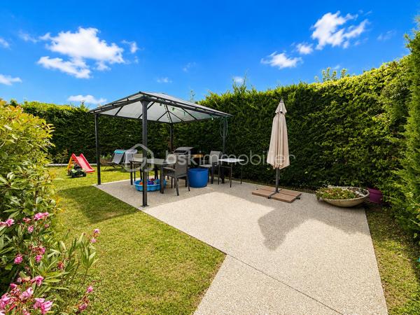 ⭐ Exclusivité Samuel Allouche – BSK Immobilier ⭐
Appartement T3 en rez-de-jardin avec garage – Résidence sécurisée

Situé au sein d'une résidence fermée et sécurisée par portail électrique, découvrez en exclusivité ce bel appartement de plain-pied de 76 m², parfaitement entretenu, offrant un cadre de vie calme et confortable.

Dès l'entrée, vous serez séduits par sa spacieuse pièce de vie très lumineuse, idéale pour recevoir famille et amis. La cuisine indépendante, entièrement équipée, est fonctionnelle et bénéficie d'un bel espace repas.

L'espace nuit se compose de deux chambres, d'une salle d'eau moderne et de nombreux rangements.

À l'extérieur, profitez d'un agréable jardin privatif d'environ 40 m², parfaitement aménagé avec terrasse et pergola, idéal pour les repas en extérieur et les moments de détente.

Les atouts du bien :

✅ Appartement de 76 m² en rez-de-jardin

Jardin privatif d'environ 70 m² 
Grande pièce de vie lumineuse
Cuisine indépendante équipée
2 chambres
Salle d'eau contemporaine
Appartement aux normes PMR
Garage communicant directement avec l'appartement
Place de stationnement libre dans la résidence (non numérotée)
Aucun voisin au-dessus
Fibre optique
Résidence fermée avec portail électrique
Informations complémentaires
Taxe foncière : 1 450 € / an
Charges de copropriété : 162 € / mois, comprenant notamment l'eau froide, la taille de la haie, du jardin, privatif et l’entretien de la chaudière au gaz.

Cet appartement conviendra parfaitement à un couple, une petite famille, des retraités recherchant un logement de plain-pied ou encore à une personne souhaitant un bien accessible et facile à vivre.

Une belle opportunité dans une résidence calme et recherchée.

📞 Pour tout renseignement ou organiser une visite, contactez Samuel Allouche – BSK Immobilier.