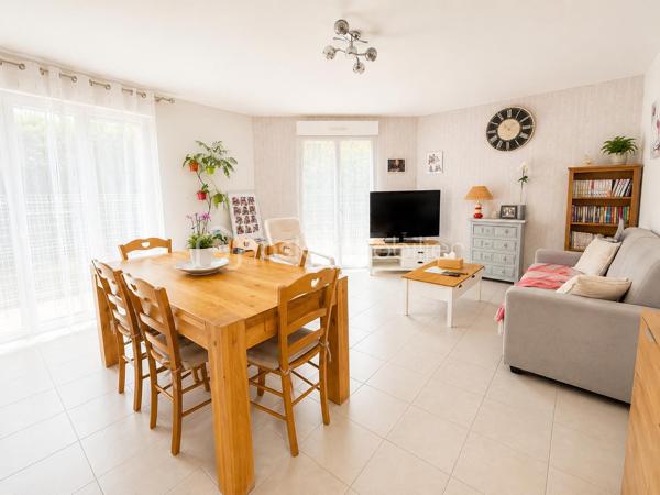⭐ Exclusivité Samuel Allouche – BSK Immobilier ⭐
Appartement T3 en rez-de-jardin avec garage – Résidence sécurisée

Situé au sein d'une résidence fermée et sécurisée par portail électrique, découvrez en exclusivité ce bel appartement de plain-pied de 76 m², parfaitement entretenu, offrant un cadre de vie calme et confortable.

Dès l'entrée, vous serez séduits par sa spacieuse pièce de vie très lumineuse, idéale pour recevoir famille et amis. La cuisine indépendante, entièrement équipée, est fonctionnelle et bénéficie d'un bel espace repas.

L'espace nuit se compose de deux chambres, d'une salle d'eau moderne et de nombreux rangements.

À l'extérieur, profitez d'un agréable jardin privatif d'environ 40 m², parfaitement aménagé avec terrasse et pergola, idéal pour les repas en extérieur et les moments de détente.

Les atouts du bien :

✅ Appartement de 76 m² en rez-de-jardin

Jardin privatif d'environ 70 m² 
Grande pièce de vie lumineuse
Cuisine indépendante équipée
2 chambres
Salle d'eau contemporaine
Appartement aux normes PMR
Garage communicant directement avec l'appartement
Place de stationnement libre dans la résidence (non numérotée)
Aucun voisin au-dessus
Fibre optique
Résidence fermée avec portail électrique
Informations complémentaires
Taxe foncière : 1 450 € / an
Charges de copropriété : 162 € / mois, comprenant notamment l'eau froide, la taille de la haie, du jardin, privatif et l’entretien de la chaudière au gaz.

Cet appartement conviendra parfaitement à un couple, une petite famille, des retraités recherchant un logement de plain-pied ou encore à une personne souhaitant un bien accessible et facile à vivre.

Une belle opportunité dans une résidence calme et recherchée.

📞 Pour tout renseignement ou organiser une visite, contactez Samuel Allouche – BSK Immobilier.