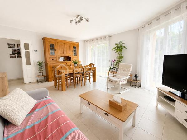 ⭐ Exclusivité Samuel Allouche – BSK Immobilier ⭐
Appartement T3 en rez-de-jardin avec garage – Résidence sécurisée

Situé au sein d'une résidence fermée et sécurisée par portail électrique, découvrez en exclusivité ce bel appartement de plain-pied de 76 m², parfaitement entretenu, offrant un cadre de vie calme et confortable.

Dès l'entrée, vous serez séduits par sa spacieuse pièce de vie très lumineuse, idéale pour recevoir famille et amis. La cuisine indépendante, entièrement équipée, est fonctionnelle et bénéficie d'un bel espace repas.

L'espace nuit se compose de deux chambres, d'une salle d'eau moderne et de nombreux rangements.

À l'extérieur, profitez d'un agréable jardin privatif d'environ 40 m², parfaitement aménagé avec terrasse et pergola, idéal pour les repas en extérieur et les moments de détente.

Les atouts du bien :

✅ Appartement de 76 m² en rez-de-jardin

Jardin privatif d'environ 70 m² 
Grande pièce de vie lumineuse
Cuisine indépendante équipée
2 chambres
Salle d'eau contemporaine
Appartement aux normes PMR
Garage communicant directement avec l'appartement
Place de stationnement libre dans la résidence (non numérotée)
Aucun voisin au-dessus
Fibre optique
Résidence fermée avec portail électrique
Informations complémentaires
Taxe foncière : 1 450 € / an
Charges de copropriété : 162 € / mois, comprenant notamment l'eau froide, la taille de la haie, du jardin, privatif et l’entretien de la chaudière au gaz.

Cet appartement conviendra parfaitement à un couple, une petite famille, des retraités recherchant un logement de plain-pied ou encore à une personne souhaitant un bien accessible et facile à vivre.

Une belle opportunité dans une résidence calme et recherchée.

📞 Pour tout renseignement ou organiser une visite, contactez Samuel Allouche – BSK Immobilier.