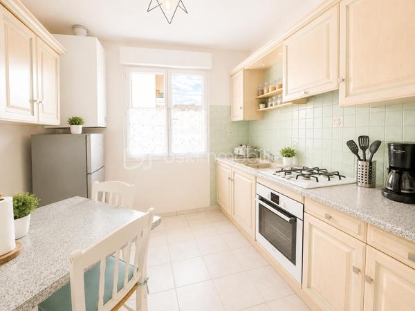 ⭐ Exclusivité Samuel Allouche – BSK Immobilier ⭐
Appartement T3 en rez-de-jardin avec garage – Résidence sécurisée

Situé au sein d'une résidence fermée et sécurisée par portail électrique, découvrez en exclusivité ce bel appartement de plain-pied de 76 m², parfaitement entretenu, offrant un cadre de vie calme et confortable.

Dès l'entrée, vous serez séduits par sa spacieuse pièce de vie très lumineuse, idéale pour recevoir famille et amis. La cuisine indépendante, entièrement équipée, est fonctionnelle et bénéficie d'un bel espace repas.

L'espace nuit se compose de deux chambres, d'une salle d'eau moderne et de nombreux rangements.

À l'extérieur, profitez d'un agréable jardin privatif d'environ 40 m², parfaitement aménagé avec terrasse et pergola, idéal pour les repas en extérieur et les moments de détente.

Les atouts du bien :

✅ Appartement de 76 m² en rez-de-jardin

Jardin privatif d'environ 70 m² 
Grande pièce de vie lumineuse
Cuisine indépendante équipée
2 chambres
Salle d'eau contemporaine
Appartement aux normes PMR
Garage communicant directement avec l'appartement
Place de stationnement libre dans la résidence (non numérotée)
Aucun voisin au-dessus
Fibre optique
Résidence fermée avec portail électrique
Informations complémentaires
Taxe foncière : 1 450 € / an
Charges de copropriété : 162 € / mois, comprenant notamment l'eau froide, la taille de la haie, du jardin, privatif et l’entretien de la chaudière au gaz.

Cet appartement conviendra parfaitement à un couple, une petite famille, des retraités recherchant un logement de plain-pied ou encore à une personne souhaitant un bien accessible et facile à vivre.

Une belle opportunité dans une résidence calme et recherchée.

📞 Pour tout renseignement ou organiser une visite, contactez Samuel Allouche – BSK Immobilier.