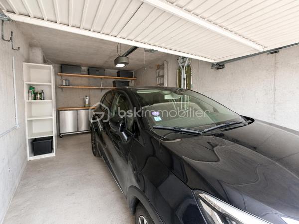 ⭐ Exclusivité Samuel Allouche – BSK Immobilier ⭐
Appartement T3 en rez-de-jardin avec garage – Résidence sécurisée

Situé au sein d'une résidence fermée et sécurisée par portail électrique, découvrez en exclusivité ce bel appartement de plain-pied de 76 m², parfaitement entretenu, offrant un cadre de vie calme et confortable.

Dès l'entrée, vous serez séduits par sa spacieuse pièce de vie très lumineuse, idéale pour recevoir famille et amis. La cuisine indépendante, entièrement équipée, est fonctionnelle et bénéficie d'un bel espace repas.

L'espace nuit se compose de deux chambres, d'une salle d'eau moderne et de nombreux rangements.

À l'extérieur, profitez d'un agréable jardin privatif d'environ 40 m², parfaitement aménagé avec terrasse et pergola, idéal pour les repas en extérieur et les moments de détente.

Les atouts du bien :

✅ Appartement de 76 m² en rez-de-jardin

Jardin privatif d'environ 70 m² 
Grande pièce de vie lumineuse
Cuisine indépendante équipée
2 chambres
Salle d'eau contemporaine
Appartement aux normes PMR
Garage communicant directement avec l'appartement
Place de stationnement libre dans la résidence (non numérotée)
Aucun voisin au-dessus
Fibre optique
Résidence fermée avec portail électrique
Informations complémentaires
Taxe foncière : 1 450 € / an
Charges de copropriété : 162 € / mois, comprenant notamment l'eau froide, la taille de la haie, du jardin, privatif et l’entretien de la chaudière au gaz.

Cet appartement conviendra parfaitement à un couple, une petite famille, des retraités recherchant un logement de plain-pied ou encore à une personne souhaitant un bien accessible et facile à vivre.

Une belle opportunité dans une résidence calme et recherchée.

📞 Pour tout renseignement ou organiser une visite, contactez Samuel Allouche – BSK Immobilier.