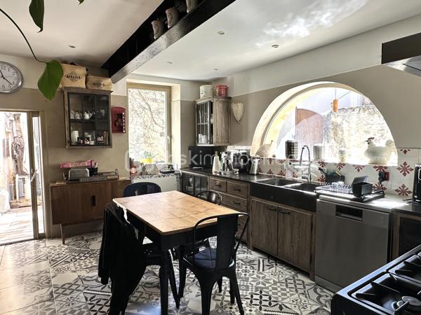 Au cœur de Saint-Michel-l’Observatoire, cette maison de caractère en pierre développe environ 210 m² sur trois niveaux.

Elle offre de beaux espaces de vie, plusieurs chambres et des pièces pouvant être aménagées en bureaux, chambres d’amis ou espaces pour les enfants. La maison a été rénovée et conserve des éléments anciens comme les murs en pierre et certaines pièces voûtées.

Le jardin, entièrement clos, se trouve sur le devant de la maison. Il comprend une terrasse exposée au sud, un bassin et une fontaine.

Avec ses volumes et ses différents espaces, la maison peut aussi bien convenir à une famille à l’année qu’à une maison secondaire pour recevoir famille et amis.

Le village offre les commerces et services du quotidien, et Forcalquier se trouve à quelques minutes.

Une maison à découvrir pour son emplacement, ses volumes et son extérieur.
