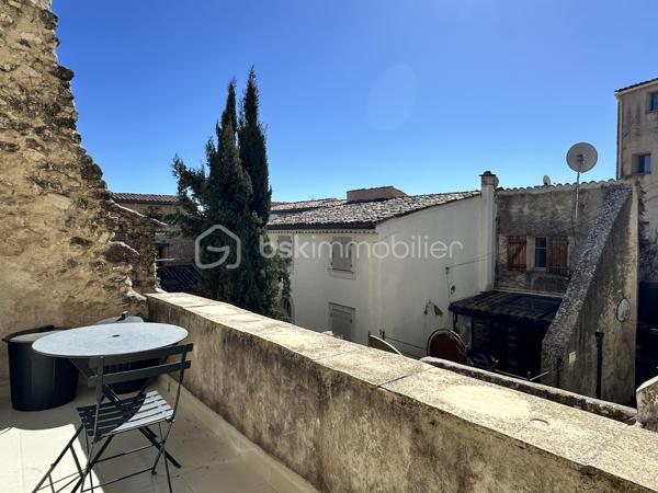 Au cœur de Saint-Michel-l’Observatoire, cette maison de caractère en pierre développe environ 210 m² sur trois niveaux.

Elle offre de beaux espaces de vie, plusieurs chambres et des pièces pouvant être aménagées en bureaux, chambres d’amis ou espaces pour les enfants. La maison a été rénovée et conserve des éléments anciens comme les murs en pierre et certaines pièces voûtées.

Le jardin, entièrement clos, se trouve sur le devant de la maison. Il comprend une terrasse exposée au sud, un bassin et une fontaine.

Avec ses volumes et ses différents espaces, la maison peut aussi bien convenir à une famille à l’année qu’à une maison secondaire pour recevoir famille et amis.

Le village offre les commerces et services du quotidien, et Forcalquier se trouve à quelques minutes.

Une maison à découvrir pour son emplacement, ses volumes et son extérieur.