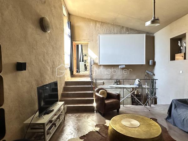 Au cœur de Saint-Michel-l’Observatoire, cette maison de caractère en pierre développe environ 210 m² sur trois niveaux.

Elle offre de beaux espaces de vie, plusieurs chambres et des pièces pouvant être aménagées en bureaux, chambres d’amis ou espaces pour les enfants. La maison a été rénovée et conserve des éléments anciens comme les murs en pierre et certaines pièces voûtées.

Le jardin, entièrement clos, se trouve sur le devant de la maison. Il comprend une terrasse exposée au sud, un bassin et une fontaine.

Avec ses volumes et ses différents espaces, la maison peut aussi bien convenir à une famille à l’année qu’à une maison secondaire pour recevoir famille et amis.

Le village offre les commerces et services du quotidien, et Forcalquier se trouve à quelques minutes.

Une maison à découvrir pour son emplacement, ses volumes et son extérieur.