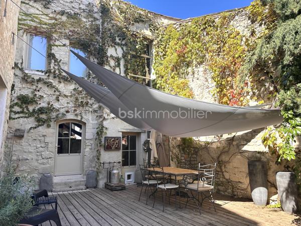 Au cœur de Saint-Michel-l’Observatoire, cette maison de caractère en pierre développe environ 210 m² sur trois niveaux.

Elle offre de beaux espaces de vie, plusieurs chambres et des pièces pouvant être aménagées en bureaux, chambres d’amis ou espaces pour les enfants. La maison a été rénovée et conserve des éléments anciens comme les murs en pierre et certaines pièces voûtées.

Le jardin, entièrement clos, se trouve sur le devant de la maison. Il comprend une terrasse exposée au sud, un bassin et une fontaine.

Avec ses volumes et ses différents espaces, la maison peut aussi bien convenir à une famille à l’année qu’à une maison secondaire pour recevoir famille et amis.

Le village offre les commerces et services du quotidien, et Forcalquier se trouve à quelques minutes.

Une maison à découvrir pour son emplacement, ses volumes et son extérieur.