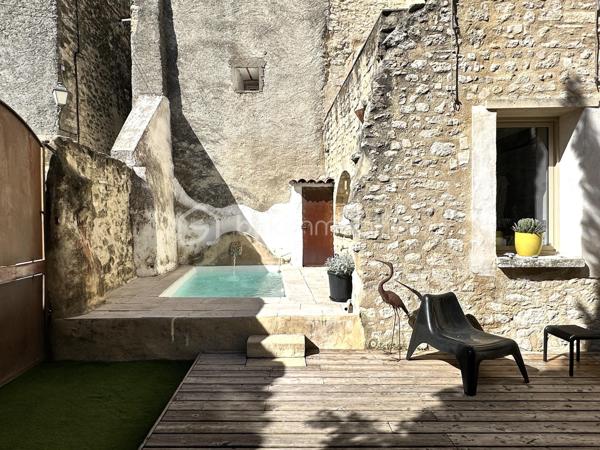 Au cœur de Saint-Michel-l’Observatoire, cette maison de caractère en pierre développe environ 210 m² sur trois niveaux.

Elle offre de beaux espaces de vie, plusieurs chambres et des pièces pouvant être aménagées en bureaux, chambres d’amis ou espaces pour les enfants. La maison a été rénovée et conserve des éléments anciens comme les murs en pierre et certaines pièces voûtées.

Le jardin, entièrement clos, se trouve sur le devant de la maison. Il comprend une terrasse exposée au sud, un bassin et une fontaine.

Avec ses volumes et ses différents espaces, la maison peut aussi bien convenir à une famille à l’année qu’à une maison secondaire pour recevoir famille et amis.

Le village offre les commerces et services du quotidien, et Forcalquier se trouve à quelques minutes.

Une maison à découvrir pour son emplacement, ses volumes et son extérieur.
