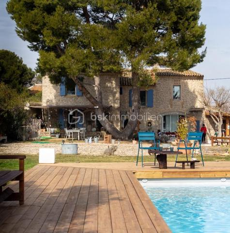 Découvrez cette magnifique bastide en pierre de 220 m², nichée dans un environnement préservé et sans vis-à-vis, au cœur d’un superbe jardin paysager.
Les points essentiels :
Bastide du XVIIIᵉ siècle
220 m² habitables
Terrain paysager d’environ 6 000 m²
5 chambres, dont 1 au rez-de-chaussée
3 salles d’eau
Belle pièce de vie avec salon, salle à manger et cuisine contemporaine équipée
Grande terrasse et piscine
Terrain de boules
Dépendance de 18 m² avec douche et WC : pool house, 6ᵉ chambre ou bureau professionnel
Environnement calme, naturel et à l’abri des regards
20 min de l’aéroport et 30 min de la gare TGV
Un bien rare qui allie le charme de l’ancien, le confort moderne et un cadre de vie exceptionnel.