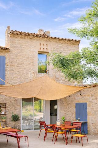 Découvrez cette magnifique bastide en pierre de 220 m², nichée dans un environnement préservé et sans vis-à-vis, au cœur d’un superbe jardin paysager.
Les points essentiels :
Bastide du XVIIIᵉ siècle
220 m² habitables
Terrain paysager d’environ 6 000 m²
5 chambres, dont 1 au rez-de-chaussée
3 salles d’eau
Belle pièce de vie avec salon, salle à manger et cuisine contemporaine équipée
Grande terrasse et piscine
Terrain de boules
Dépendance de 18 m² avec douche et WC : pool house, 6ᵉ chambre ou bureau professionnel
Environnement calme, naturel et à l’abri des regards
20 min de l’aéroport et 30 min de la gare TGV
Un bien rare qui allie le charme de l’ancien, le confort moderne et un cadre de vie exceptionnel.