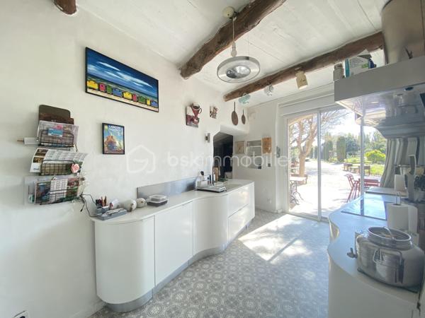 Découvrez cette magnifique bastide en pierre de 220 m², nichée dans un environnement préservé et sans vis-à-vis, au cœur d’un superbe jardin paysager.
Les points essentiels :
Bastide du XVIIIᵉ siècle
220 m² habitables
Terrain paysager d’environ 6 000 m²
5 chambres, dont 1 au rez-de-chaussée
3 salles d’eau
Belle pièce de vie avec salon, salle à manger et cuisine contemporaine équipée
Grande terrasse et piscine
Terrain de boules
Dépendance de 18 m² avec douche et WC : pool house, 6ᵉ chambre ou bureau professionnel
Environnement calme, naturel et à l’abri des regards
20 min de l’aéroport et 30 min de la gare TGV
Un bien rare qui allie le charme de l’ancien, le confort moderne et un cadre de vie exceptionnel.