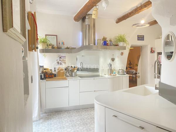 Découvrez cette magnifique bastide en pierre de 220 m², nichée dans un environnement préservé et sans vis-à-vis, au cœur d’un superbe jardin paysager.
Les points essentiels :
Bastide du XVIIIᵉ siècle
220 m² habitables
Terrain paysager d’environ 6 000 m²
5 chambres, dont 1 au rez-de-chaussée
3 salles d’eau
Belle pièce de vie avec salon, salle à manger et cuisine contemporaine équipée
Grande terrasse et piscine
Terrain de boules
Dépendance de 18 m² avec douche et WC : pool house, 6ᵉ chambre ou bureau professionnel
Environnement calme, naturel et à l’abri des regards
20 min de l’aéroport et 30 min de la gare TGV
Un bien rare qui allie le charme de l’ancien, le confort moderne et un cadre de vie exceptionnel.