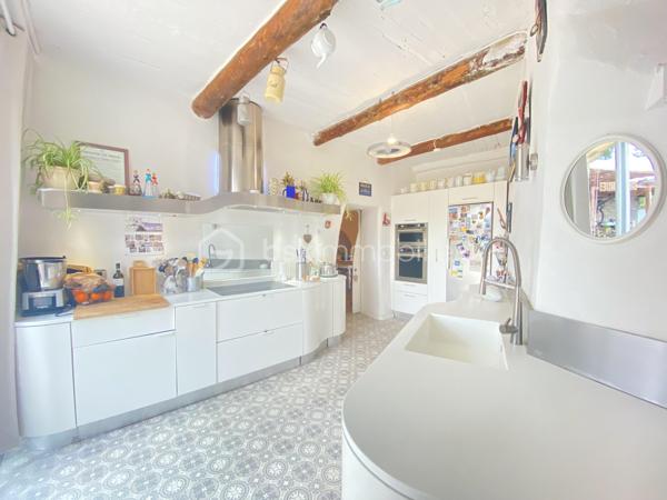 Découvrez cette magnifique bastide en pierre de 220 m², nichée dans un environnement préservé et sans vis-à-vis, au cœur d’un superbe jardin paysager.
Les points essentiels :
Bastide du XVIIIᵉ siècle
220 m² habitables
Terrain paysager d’environ 6 000 m²
5 chambres, dont 1 au rez-de-chaussée
3 salles d’eau
Belle pièce de vie avec salon, salle à manger et cuisine contemporaine équipée
Grande terrasse et piscine
Terrain de boules
Dépendance de 18 m² avec douche et WC : pool house, 6ᵉ chambre ou bureau professionnel
Environnement calme, naturel et à l’abri des regards
20 min de l’aéroport et 30 min de la gare TGV
Un bien rare qui allie le charme de l’ancien, le confort moderne et un cadre de vie exceptionnel.