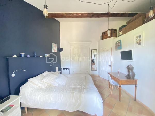 Découvrez cette magnifique bastide en pierre de 220 m², nichée dans un environnement préservé et sans vis-à-vis, au cœur d’un superbe jardin paysager.
Les points essentiels :
Bastide du XVIIIᵉ siècle
220 m² habitables
Terrain paysager d’environ 6 000 m²
5 chambres, dont 1 au rez-de-chaussée
3 salles d’eau
Belle pièce de vie avec salon, salle à manger et cuisine contemporaine équipée
Grande terrasse et piscine
Terrain de boules
Dépendance de 18 m² avec douche et WC : pool house, 6ᵉ chambre ou bureau professionnel
Environnement calme, naturel et à l’abri des regards
20 min de l’aéroport et 30 min de la gare TGV
Un bien rare qui allie le charme de l’ancien, le confort moderne et un cadre de vie exceptionnel.