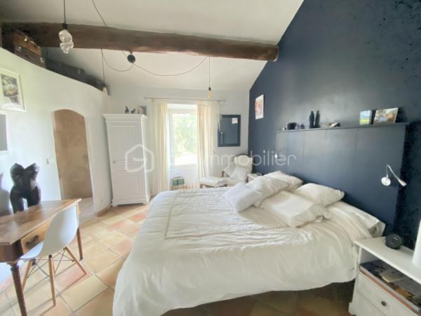 Découvrez cette magnifique bastide en pierre de 220 m², nichée dans un environnement préservé et sans vis-à-vis, au cœur d’un superbe jardin paysager.
Les points essentiels :
Bastide du XVIIIᵉ siècle
220 m² habitables
Terrain paysager d’environ 6 000 m²
5 chambres, dont 1 au rez-de-chaussée
3 salles d’eau
Belle pièce de vie avec salon, salle à manger et cuisine contemporaine équipée
Grande terrasse et piscine
Terrain de boules
Dépendance de 18 m² avec douche et WC : pool house, 6ᵉ chambre ou bureau professionnel
Environnement calme, naturel et à l’abri des regards
20 min de l’aéroport et 30 min de la gare TGV
Un bien rare qui allie le charme de l’ancien, le confort moderne et un cadre de vie exceptionnel.