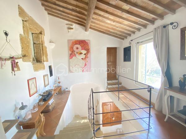 Découvrez cette magnifique bastide en pierre de 220 m², nichée dans un environnement préservé et sans vis-à-vis, au cœur d’un superbe jardin paysager.
Les points essentiels :
Bastide du XVIIIᵉ siècle
220 m² habitables
Terrain paysager d’environ 6 000 m²
5 chambres, dont 1 au rez-de-chaussée
3 salles d’eau
Belle pièce de vie avec salon, salle à manger et cuisine contemporaine équipée
Grande terrasse et piscine
Terrain de boules
Dépendance de 18 m² avec douche et WC : pool house, 6ᵉ chambre ou bureau professionnel
Environnement calme, naturel et à l’abri des regards
20 min de l’aéroport et 30 min de la gare TGV
Un bien rare qui allie le charme de l’ancien, le confort moderne et un cadre de vie exceptionnel.