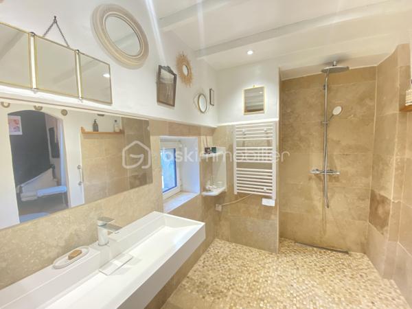 Découvrez cette magnifique bastide en pierre de 220 m², nichée dans un environnement préservé et sans vis-à-vis, au cœur d’un superbe jardin paysager.
Les points essentiels :
Bastide du XVIIIᵉ siècle
220 m² habitables
Terrain paysager d’environ 6 000 m²
5 chambres, dont 1 au rez-de-chaussée
3 salles d’eau
Belle pièce de vie avec salon, salle à manger et cuisine contemporaine équipée
Grande terrasse et piscine
Terrain de boules
Dépendance de 18 m² avec douche et WC : pool house, 6ᵉ chambre ou bureau professionnel
Environnement calme, naturel et à l’abri des regards
20 min de l’aéroport et 30 min de la gare TGV
Un bien rare qui allie le charme de l’ancien, le confort moderne et un cadre de vie exceptionnel.