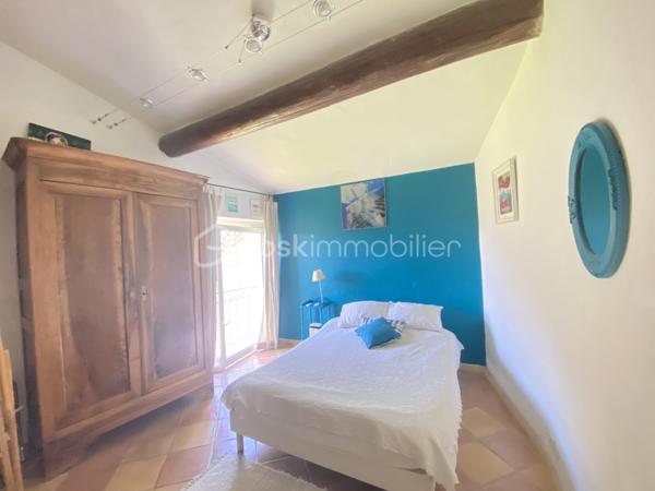 Découvrez cette magnifique bastide en pierre de 220 m², nichée dans un environnement préservé et sans vis-à-vis, au cœur d’un superbe jardin paysager.
Les points essentiels :
Bastide du XVIIIᵉ siècle
220 m² habitables
Terrain paysager d’environ 6 000 m²
5 chambres, dont 1 au rez-de-chaussée
3 salles d’eau
Belle pièce de vie avec salon, salle à manger et cuisine contemporaine équipée
Grande terrasse et piscine
Terrain de boules
Dépendance de 18 m² avec douche et WC : pool house, 6ᵉ chambre ou bureau professionnel
Environnement calme, naturel et à l’abri des regards
20 min de l’aéroport et 30 min de la gare TGV
Un bien rare qui allie le charme de l’ancien, le confort moderne et un cadre de vie exceptionnel.