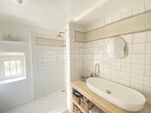 Découvrez cette magnifique bastide en pierre de 220 m², nichée dans un environnement préservé et sans vis-à-vis, au cœur d’un superbe jardin paysager.
Les points essentiels :
Bastide du XVIIIᵉ siècle
220 m² habitables
Terrain paysager d’environ 6 000 m²
5 chambres, dont 1 au rez-de-chaussée
3 salles d’eau
Belle pièce de vie avec salon, salle à manger et cuisine contemporaine équipée
Grande terrasse et piscine
Terrain de boules
Dépendance de 18 m² avec douche et WC : pool house, 6ᵉ chambre ou bureau professionnel
Environnement calme, naturel et à l’abri des regards
20 min de l’aéroport et 30 min de la gare TGV
Un bien rare qui allie le charme de l’ancien, le confort moderne et un cadre de vie exceptionnel.