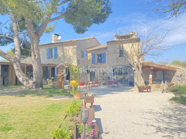 Découvrez cette magnifique bastide en pierre de 220 m², nichée dans un environnement préservé et sans vis-à-vis, au cœur d’un superbe jardin paysager.
Les points essentiels :
Bastide du XVIIIᵉ siècle
220 m² habitables
Terrain paysager d’environ 6 000 m²
5 chambres, dont 1 au rez-de-chaussée
3 salles d’eau
Belle pièce de vie avec salon, salle à manger et cuisine contemporaine équipée
Grande terrasse et piscine
Terrain de boules
Dépendance de 18 m² avec douche et WC : pool house, 6ᵉ chambre ou bureau professionnel
Environnement calme, naturel et à l’abri des regards
20 min de l’aéroport et 30 min de la gare TGV
Un bien rare qui allie le charme de l’ancien, le confort moderne et un cadre de vie exceptionnel.