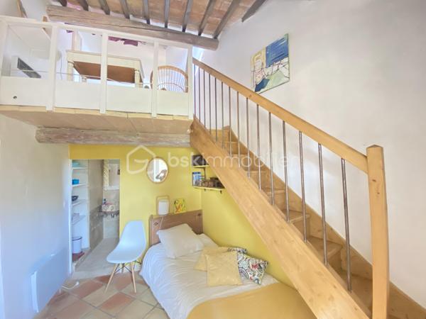 Découvrez cette magnifique bastide en pierre de 220 m², nichée dans un environnement préservé et sans vis-à-vis, au cœur d’un superbe jardin paysager.
Les points essentiels :
Bastide du XVIIIᵉ siècle
220 m² habitables
Terrain paysager d’environ 6 000 m²
5 chambres, dont 1 au rez-de-chaussée
3 salles d’eau
Belle pièce de vie avec salon, salle à manger et cuisine contemporaine équipée
Grande terrasse et piscine
Terrain de boules
Dépendance de 18 m² avec douche et WC : pool house, 6ᵉ chambre ou bureau professionnel
Environnement calme, naturel et à l’abri des regards
20 min de l’aéroport et 30 min de la gare TGV
Un bien rare qui allie le charme de l’ancien, le confort moderne et un cadre de vie exceptionnel.