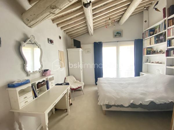 Découvrez cette magnifique bastide en pierre de 220 m², nichée dans un environnement préservé et sans vis-à-vis, au cœur d’un superbe jardin paysager.
Les points essentiels :
Bastide du XVIIIᵉ siècle
220 m² habitables
Terrain paysager d’environ 6 000 m²
5 chambres, dont 1 au rez-de-chaussée
3 salles d’eau
Belle pièce de vie avec salon, salle à manger et cuisine contemporaine équipée
Grande terrasse et piscine
Terrain de boules
Dépendance de 18 m² avec douche et WC : pool house, 6ᵉ chambre ou bureau professionnel
Environnement calme, naturel et à l’abri des regards
20 min de l’aéroport et 30 min de la gare TGV
Un bien rare qui allie le charme de l’ancien, le confort moderne et un cadre de vie exceptionnel.