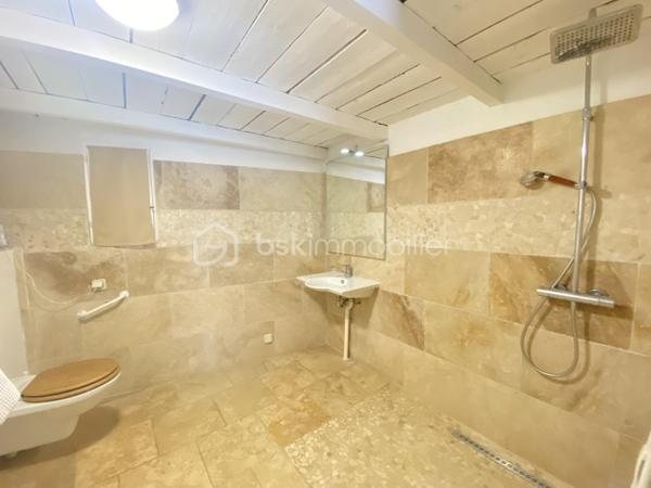 Découvrez cette magnifique bastide en pierre de 220 m², nichée dans un environnement préservé et sans vis-à-vis, au cœur d’un superbe jardin paysager.
Les points essentiels :
Bastide du XVIIIᵉ siècle
220 m² habitables
Terrain paysager d’environ 6 000 m²
5 chambres, dont 1 au rez-de-chaussée
3 salles d’eau
Belle pièce de vie avec salon, salle à manger et cuisine contemporaine équipée
Grande terrasse et piscine
Terrain de boules
Dépendance de 18 m² avec douche et WC : pool house, 6ᵉ chambre ou bureau professionnel
Environnement calme, naturel et à l’abri des regards
20 min de l’aéroport et 30 min de la gare TGV
Un bien rare qui allie le charme de l’ancien, le confort moderne et un cadre de vie exceptionnel.