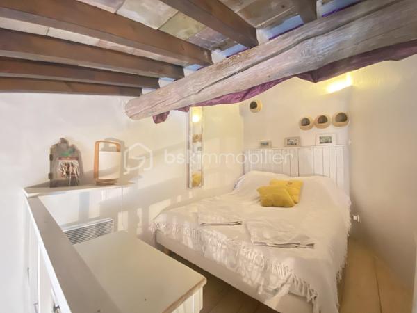 Découvrez cette magnifique bastide en pierre de 220 m², nichée dans un environnement préservé et sans vis-à-vis, au cœur d’un superbe jardin paysager.
Les points essentiels :
Bastide du XVIIIᵉ siècle
220 m² habitables
Terrain paysager d’environ 6 000 m²
5 chambres, dont 1 au rez-de-chaussée
3 salles d’eau
Belle pièce de vie avec salon, salle à manger et cuisine contemporaine équipée
Grande terrasse et piscine
Terrain de boules
Dépendance de 18 m² avec douche et WC : pool house, 6ᵉ chambre ou bureau professionnel
Environnement calme, naturel et à l’abri des regards
20 min de l’aéroport et 30 min de la gare TGV
Un bien rare qui allie le charme de l’ancien, le confort moderne et un cadre de vie exceptionnel.