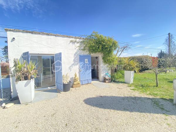 Découvrez cette magnifique bastide en pierre de 220 m², nichée dans un environnement préservé et sans vis-à-vis, au cœur d’un superbe jardin paysager.
Les points essentiels :
Bastide du XVIIIᵉ siècle
220 m² habitables
Terrain paysager d’environ 6 000 m²
5 chambres, dont 1 au rez-de-chaussée
3 salles d’eau
Belle pièce de vie avec salon, salle à manger et cuisine contemporaine équipée
Grande terrasse et piscine
Terrain de boules
Dépendance de 18 m² avec douche et WC : pool house, 6ᵉ chambre ou bureau professionnel
Environnement calme, naturel et à l’abri des regards
20 min de l’aéroport et 30 min de la gare TGV
Un bien rare qui allie le charme de l’ancien, le confort moderne et un cadre de vie exceptionnel.