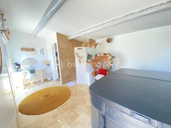 Découvrez cette magnifique bastide en pierre de 220 m², nichée dans un environnement préservé et sans vis-à-vis, au cœur d’un superbe jardin paysager.
Les points essentiels :
Bastide du XVIIIᵉ siècle
220 m² habitables
Terrain paysager d’environ 6 000 m²
5 chambres, dont 1 au rez-de-chaussée
3 salles d’eau
Belle pièce de vie avec salon, salle à manger et cuisine contemporaine équipée
Grande terrasse et piscine
Terrain de boules
Dépendance de 18 m² avec douche et WC : pool house, 6ᵉ chambre ou bureau professionnel
Environnement calme, naturel et à l’abri des regards
20 min de l’aéroport et 30 min de la gare TGV
Un bien rare qui allie le charme de l’ancien, le confort moderne et un cadre de vie exceptionnel.