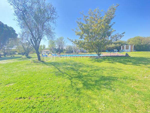 Découvrez cette magnifique bastide en pierre de 220 m², nichée dans un environnement préservé et sans vis-à-vis, au cœur d’un superbe jardin paysager.
Les points essentiels :
Bastide du XVIIIᵉ siècle
220 m² habitables
Terrain paysager d’environ 6 000 m²
5 chambres, dont 1 au rez-de-chaussée
3 salles d’eau
Belle pièce de vie avec salon, salle à manger et cuisine contemporaine équipée
Grande terrasse et piscine
Terrain de boules
Dépendance de 18 m² avec douche et WC : pool house, 6ᵉ chambre ou bureau professionnel
Environnement calme, naturel et à l’abri des regards
20 min de l’aéroport et 30 min de la gare TGV
Un bien rare qui allie le charme de l’ancien, le confort moderne et un cadre de vie exceptionnel.