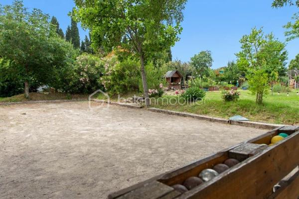 Découvrez cette magnifique bastide en pierre de 220 m², nichée dans un environnement préservé et sans vis-à-vis, au cœur d’un superbe jardin paysager.
Les points essentiels :
Bastide du XVIIIᵉ siècle
220 m² habitables
Terrain paysager d’environ 6 000 m²
5 chambres, dont 1 au rez-de-chaussée
3 salles d’eau
Belle pièce de vie avec salon, salle à manger et cuisine contemporaine équipée
Grande terrasse et piscine
Terrain de boules
Dépendance de 18 m² avec douche et WC : pool house, 6ᵉ chambre ou bureau professionnel
Environnement calme, naturel et à l’abri des regards
20 min de l’aéroport et 30 min de la gare TGV
Un bien rare qui allie le charme de l’ancien, le confort moderne et un cadre de vie exceptionnel.