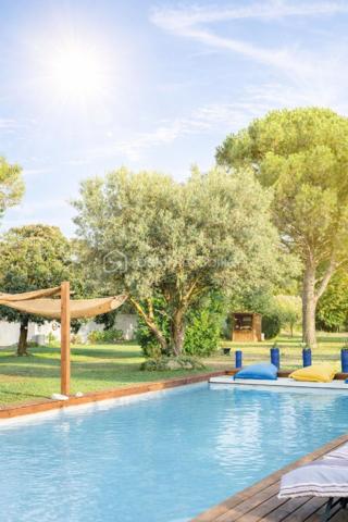 Découvrez cette magnifique bastide en pierre de 220 m², nichée dans un environnement préservé et sans vis-à-vis, au cœur d’un superbe jardin paysager.
Les points essentiels :
Bastide du XVIIIᵉ siècle
220 m² habitables
Terrain paysager d’environ 6 000 m²
5 chambres, dont 1 au rez-de-chaussée
3 salles d’eau
Belle pièce de vie avec salon, salle à manger et cuisine contemporaine équipée
Grande terrasse et piscine
Terrain de boules
Dépendance de 18 m² avec douche et WC : pool house, 6ᵉ chambre ou bureau professionnel
Environnement calme, naturel et à l’abri des regards
20 min de l’aéroport et 30 min de la gare TGV
Un bien rare qui allie le charme de l’ancien, le confort moderne et un cadre de vie exceptionnel.