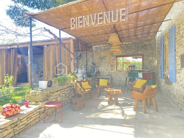 Découvrez cette magnifique bastide en pierre de 220 m², nichée dans un environnement préservé et sans vis-à-vis, au cœur d’un superbe jardin paysager.
Les points essentiels :
Bastide du XVIIIᵉ siècle
220 m² habitables
Terrain paysager d’environ 6 000 m²
5 chambres, dont 1 au rez-de-chaussée
3 salles d’eau
Belle pièce de vie avec salon, salle à manger et cuisine contemporaine équipée
Grande terrasse et piscine
Terrain de boules
Dépendance de 18 m² avec douche et WC : pool house, 6ᵉ chambre ou bureau professionnel
Environnement calme, naturel et à l’abri des regards
20 min de l’aéroport et 30 min de la gare TGV
Un bien rare qui allie le charme de l’ancien, le confort moderne et un cadre de vie exceptionnel.