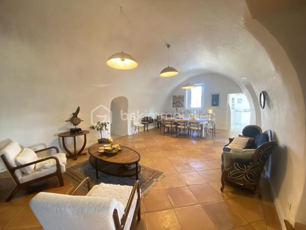 Découvrez cette magnifique bastide en pierre de 220 m², nichée dans un environnement préservé et sans vis-à-vis, au cœur d’un superbe jardin paysager.
Les points essentiels :
Bastide du XVIIIᵉ siècle
220 m² habitables
Terrain paysager d’environ 6 000 m²
5 chambres, dont 1 au rez-de-chaussée
3 salles d’eau
Belle pièce de vie avec salon, salle à manger et cuisine contemporaine équipée
Grande terrasse et piscine
Terrain de boules
Dépendance de 18 m² avec douche et WC : pool house, 6ᵉ chambre ou bureau professionnel
Environnement calme, naturel et à l’abri des regards
20 min de l’aéroport et 30 min de la gare TGV
Un bien rare qui allie le charme de l’ancien, le confort moderne et un cadre de vie exceptionnel.