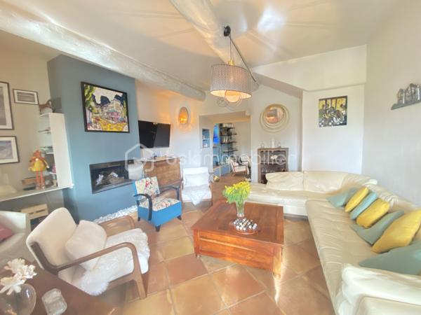 Découvrez cette magnifique bastide en pierre de 220 m², nichée dans un environnement préservé et sans vis-à-vis, au cœur d’un superbe jardin paysager.
Les points essentiels :
Bastide du XVIIIᵉ siècle
220 m² habitables
Terrain paysager d’environ 6 000 m²
5 chambres, dont 1 au rez-de-chaussée
3 salles d’eau
Belle pièce de vie avec salon, salle à manger et cuisine contemporaine équipée
Grande terrasse et piscine
Terrain de boules
Dépendance de 18 m² avec douche et WC : pool house, 6ᵉ chambre ou bureau professionnel
Environnement calme, naturel et à l’abri des regards
20 min de l’aéroport et 30 min de la gare TGV
Un bien rare qui allie le charme de l’ancien, le confort moderne et un cadre de vie exceptionnel.