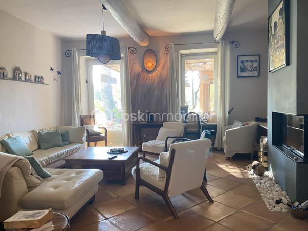 Découvrez cette magnifique bastide en pierre de 220 m², nichée dans un environnement préservé et sans vis-à-vis, au cœur d’un superbe jardin paysager.
Les points essentiels :
Bastide du XVIIIᵉ siècle
220 m² habitables
Terrain paysager d’environ 6 000 m²
5 chambres, dont 1 au rez-de-chaussée
3 salles d’eau
Belle pièce de vie avec salon, salle à manger et cuisine contemporaine équipée
Grande terrasse et piscine
Terrain de boules
Dépendance de 18 m² avec douche et WC : pool house, 6ᵉ chambre ou bureau professionnel
Environnement calme, naturel et à l’abri des regards
20 min de l’aéroport et 30 min de la gare TGV
Un bien rare qui allie le charme de l’ancien, le confort moderne et un cadre de vie exceptionnel.